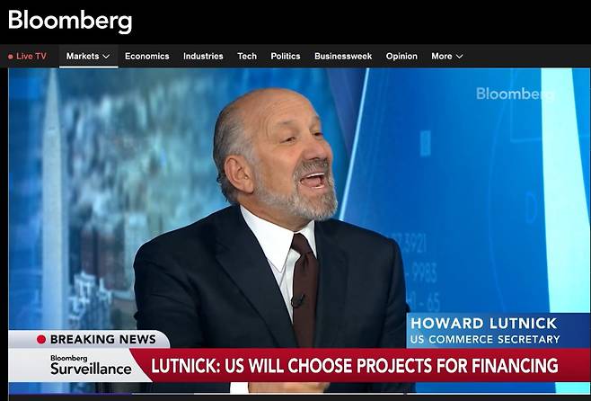 하워드 러트닉 미국 상무장관이 23일(현지시간) 블룸버그 TV에 출연해 일본과의 협상 내용을 설명하고 있다. / 블룸버그TV 캡처