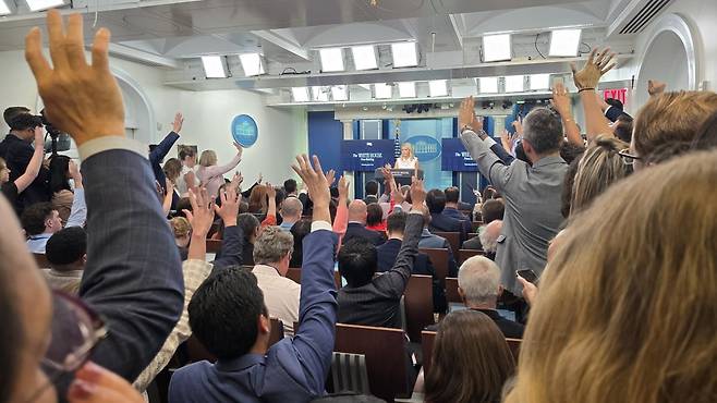 캐럴라인 레빗 백악관 대변인이 23일(현지시간) 백악관 브리핑룸에서 기자들의 질문을 받고 있다. /워싱턴=이상은 특파원