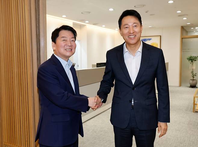 오세훈 서울시장과 안철수 국민의힘 의원이 24일 서울 중구 서울시청에서 오찬 회동을 갖기 위해 만나 인사하고 있다. /사진=뉴스1