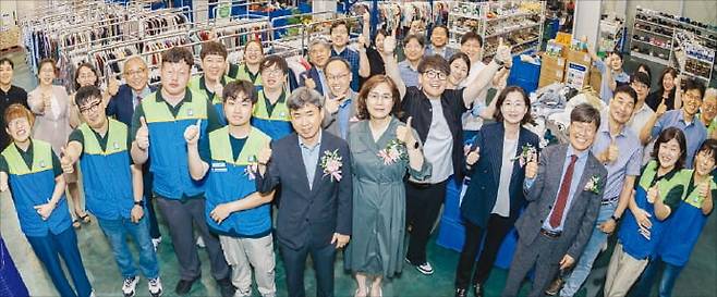 대구에 새로 개장한 ‘굿윌스토어 밀알엑스코점’에서 임직원과 관계자들이 기념사진을 촬영하고 있다. 약 880평 규모의 이 매장은 굿윌스토어 최초의 아울렛형 매장이다. /밀알복지재단 제공