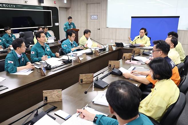박완수 경남지사가 24일 도청 재난안전대책본부에서 ‘호우피해 재난복구 3차 대책회의’를 주재하고 있다.