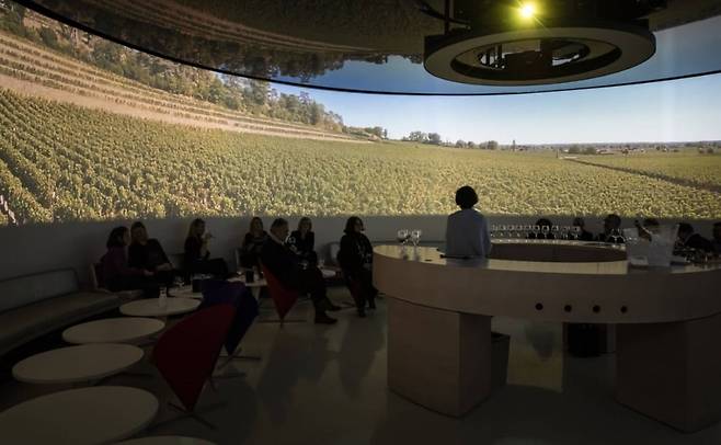 Atelier Bordeaux 360°  와인 테스팅 전경 / 사진. © ANAKA, CITE DU VIN, XTU ARCHITECTS