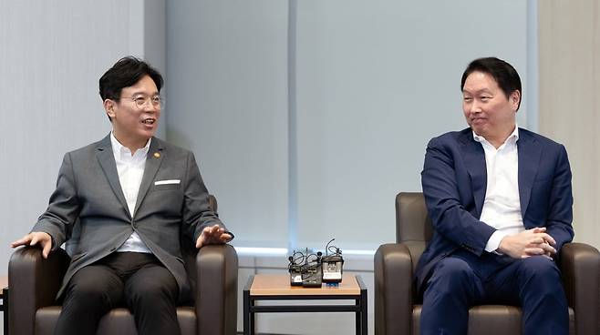 김영훈 고용노동부 장관이 24일 오후 서울 중구 대한상공회의소에서 최태원 대한상공회의소 회장과 대화하고 있다.