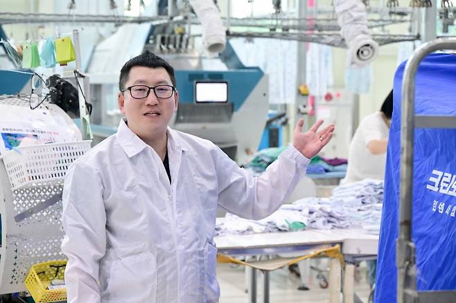 백정현 크린토피아 헬스케어센터 공장장이 세탁물 분류 및 작업 공정을 설명하고 있다. 안성=은정진 기자