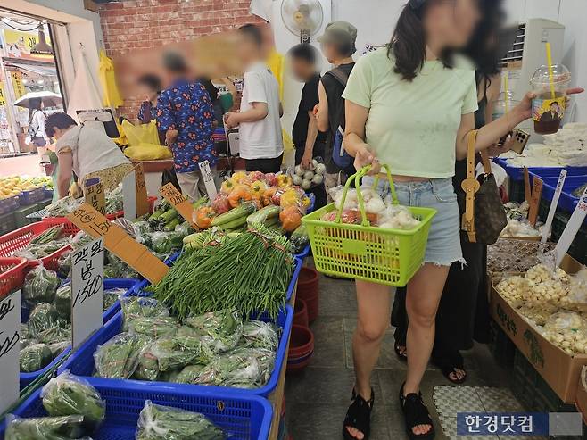 망원동 청과물 거리 한 매장에 사람들이 줄지어 있는 모습/사진=유지희 기자