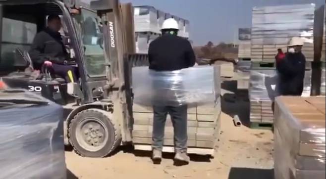 전남 나주의 한 벽돌공장에서 근무하는 스리랑카 국적 A씨가 벽돌 더미에 꽁꽁 묶인 채 지게차로 들어 올려지며 괴롭힘을 당하고 있는 모습이다.(전남이주노동자인권네트워크 제공)