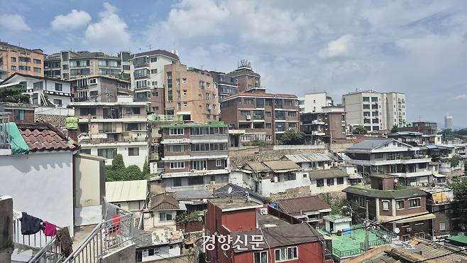 서울 중구 신당동 한 가정집 지붕에서 24일 바라본 신당9구역 일대. 류인하 기자