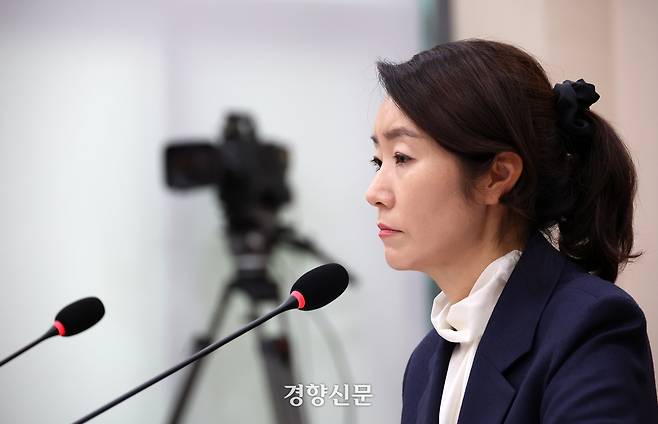 지난 14일 국회 여성가족위원회에서 열린 강선우 여성가족부 장관 후보자 인사청문회에서 강 후보자가 의원들의 질의를 듣고 있다. 권도현 기자