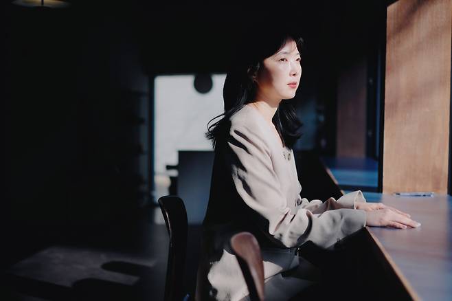 손보미 작가는 <세이프 시티>에서 도시 양극화와 개발 문제 등을 비롯해 인간의 기억을 타자가 조정하는 것이 가능하냐는 철학적인 문제 등을 망라해 다루려고 시도한다. ⓒ김봉곤