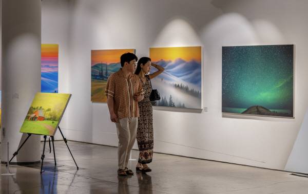 유승호 작가 개인전 <다온의 빛> 을 찾은 방문객들이 작품을 살펴보고 있다.