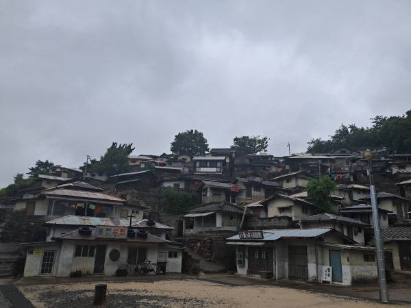 전남 순천 드라마촬영장의 한 켠에 1970년대 서울 관악구 봉천동 달동네 모습을 재현한 세트장이 있다.