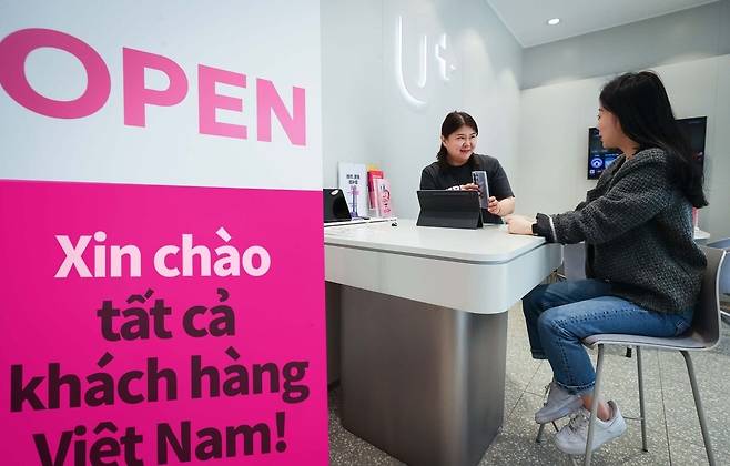 At an LG Uplus foreigner-focused branch in Ansan, a customer receives in-person guidance from a dedicated multilingual advisor. (LG Uplus)