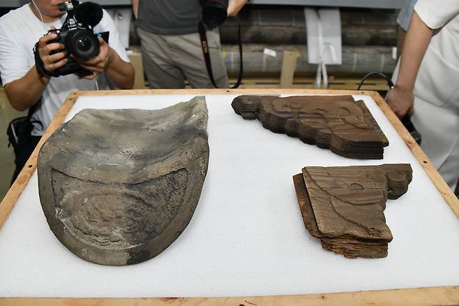 This file image shows a dragon-headed "giwa," or traditional roof tile, and parts of Gwanwoldang, a building believed to be a royal shrine from the Joseon Dynasty (1392-1910), stored at the Korea Foundation for the Traditional Architecture and Technology. (Korea Heritage Service)