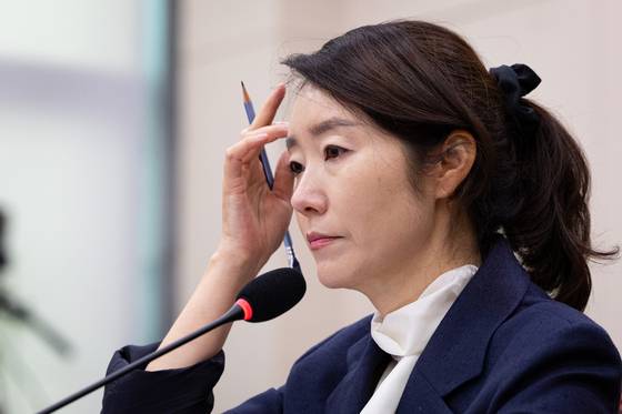 Kang Sun-woo, nominee for minister of gender equality and family, responds to parliamentary questioning at her confirmation hearing at the National Assembly in Yeouido, western Seoul, on July 14. [NEWS1]