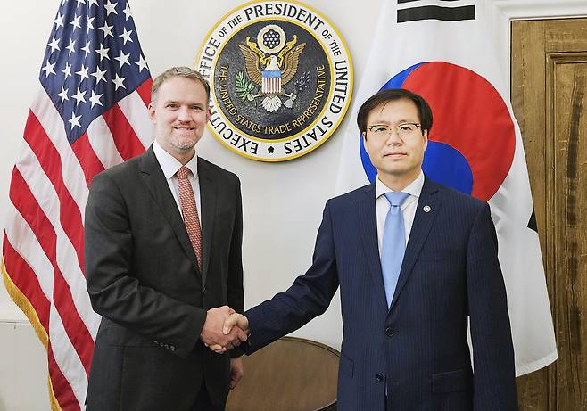 Trade Minister Yeo Han-koo, right, shakes hands with U.S. Trade Representative Jamieson Greer during a meeting in Washington on July 5. [YONHAP]