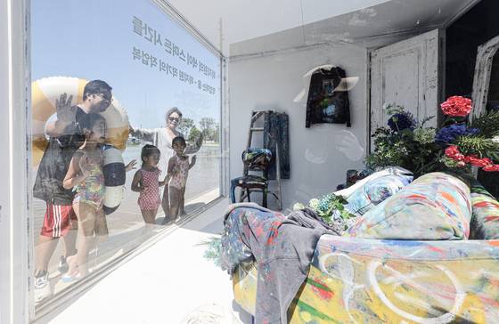 At the Jamsil wading pool, visitors can view actor Ha Ji-won’s art studio and displayed works. The space can only be fully seen after stepping into the water. [KIM KYOUNG-ROK]