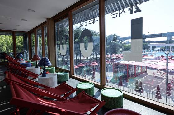 The Ttukseom swimming pool includes a two-story lounge exclusively for season pass holders, equipped with air conditioning and camping chairs for a comfortable break during water play. [KIM KYOUNG-ROK]