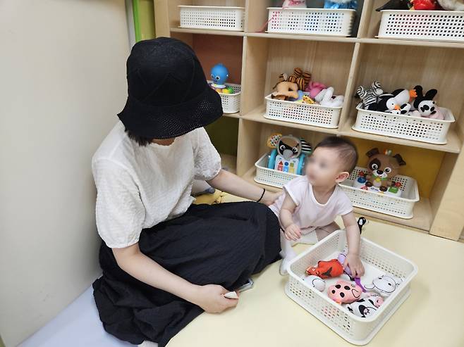 23일 오후 서울 동대문구 꿈자람공동육아방 답십리점에서 엄마와 아이가 즐거운 시간을 보내고 있다. 서지영 기자