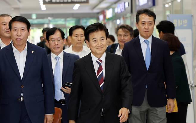 정동영 통일부 장관 후보자가 지난 23일 전주지법에서 열린 공직선거법 위반 항소심 재판에 참석하기 위해 변호인단과 함께 법정으로 향하고 있다. 연합뉴스&nbsp;