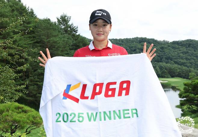 ‘보스 베이비’ 김민솔이 KLPGA 2025 휘닉스CC 드림투어 11차전 우승을 차지하면서 시즌 4승 고지를 밟았다. 김민솔은 상금 순위 1위에 오르는 겹경사를 누렸다. KLPGA 제공