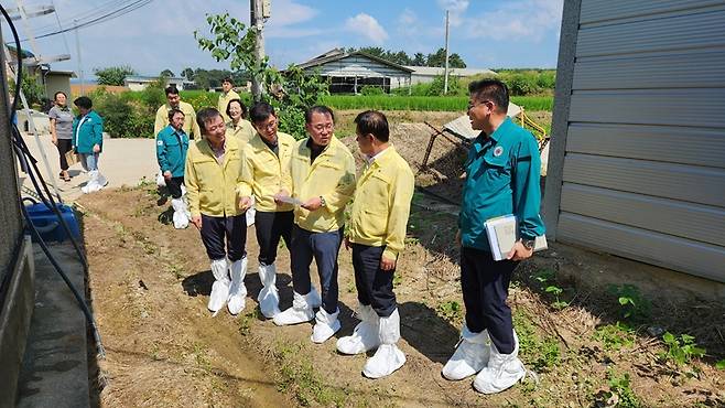 김종훈 전북자치도 경제부지사가 연일 계속되는 폭염에 24일 정읍시 북면에 위치한 양계농가를 찾아 축산 피해 최소화를 위해 현장을 점검하고 있다.