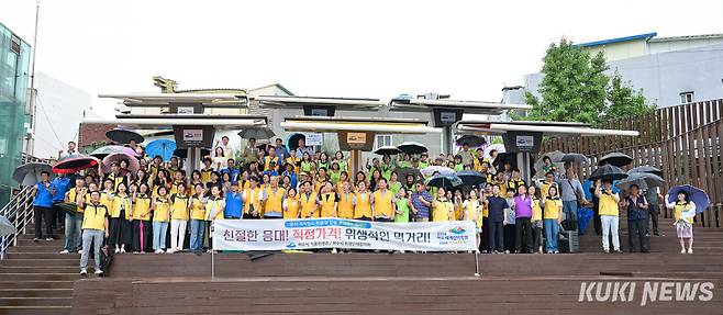 여수시가 중앙동 이순신광장에서 ‘음식점 친절서비스 캠페인’을 실시했다.(여수시 제공)