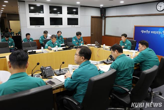 박정주 충남도행정부지사가 지난 23일 청내 상황실에서 폭우 피해 지원을 위한 대책회의를 갖고 있다.