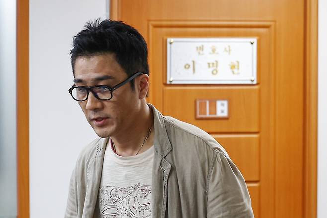 전직 해병 이관형 씨가 지난달 20일 서울 서초구 이명현 특별검사의 사무실을 찾아 문서 제출을 시도하다가 불발되자 자리를 떠나고 있다. / 사진=연합뉴스