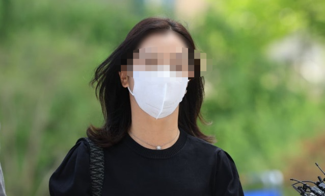 김건희 집사‘ 김예성 씨의 아내 정 모 씨가 23일 서울 종로구 김건희 특검팀(특별검사 민중기)으로 소환 조사에 출석하고 있다. [사진제공 = 뉴스1]