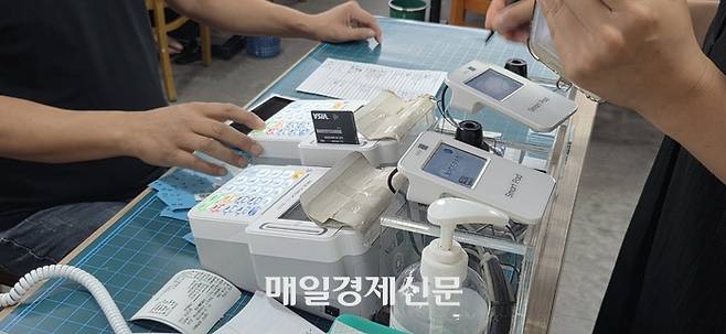 점심 식사를 끝낸 직장인 손님이 결제하고 있다. [권민선 인턴기자]