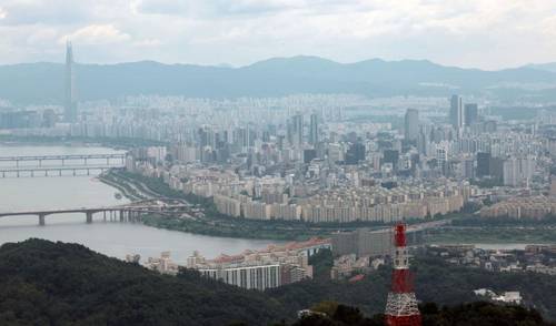남산 N서울타워에서 바라본 서울 시내 아파트 단지 모습. [사진 = 연합뉴스]