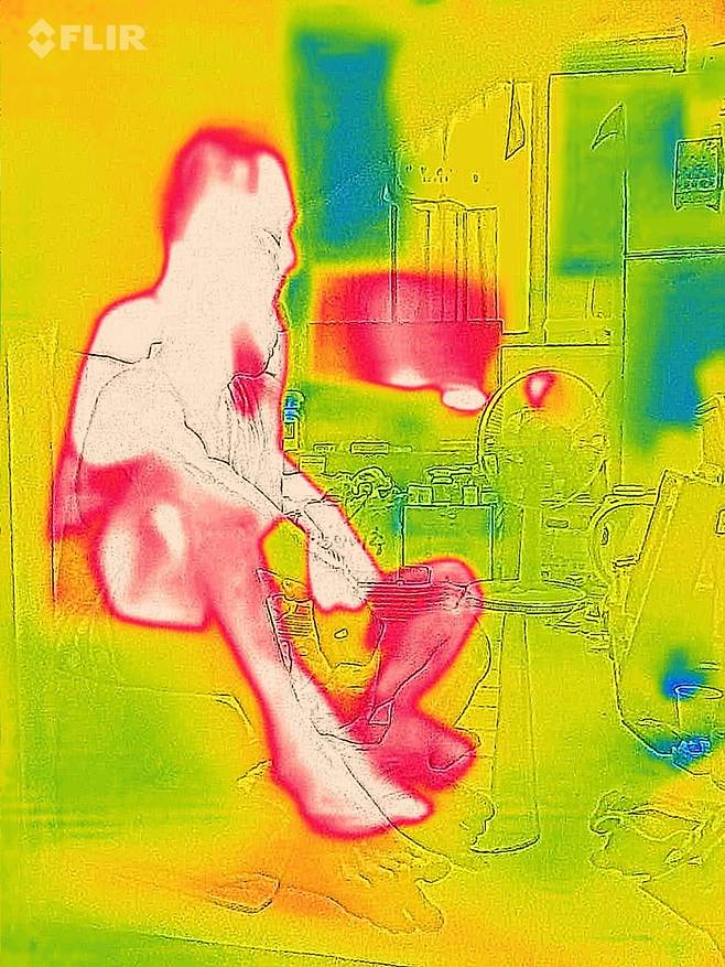 폭염 속 쪽방촌
    (서울=연합뉴스) 서대연 기자 = 서울 한낮 기온이 34도까지 치솟으며 무더운 날씨를 보인 24일 서울역 쪽방촌에서 한 주민이 에어컨이 없는 방에서 더위를 견디고 있다. 
    열화상 카메라 촬영. 온도가 높은 곳은 붉게, 낮은 곳은 푸르게 표시돼 있다. 2025.7.24
    dwise@yna.co.kr
(끝)


<저작권자(c) 연합뉴스, 무단 전재-재배포, AI 학습 및 활용 금지>