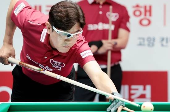 크라운해태가 PBA팀리그 1라운드 3일차 경기에서 김재근의 완봉승과 오태준의 마무리에 힘입어 웰컴저축은행을 세트스코어 4;3으로 꺽고 2승째를 거뒀다. (사진=PBA)