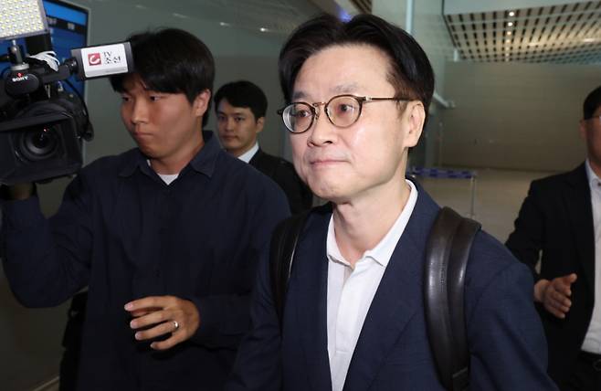 김정관 산업통상자원부 장관이 23일 오전 인천공항에서 대미 통상 협상을 위해 출국하고 있다.  2025.7.23/뉴스1  Copyright (C) 뉴스1. All rights reserved. 무단 전재 및 재배포,  AI학습 이용 금지. /사진=뉴스1