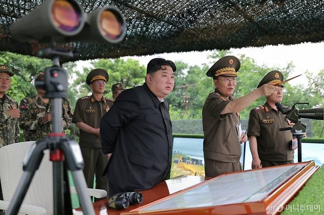 (평양 노동신문=뉴스1) = 북한 노동당 기관지 노동신문은 24일 "최정예 혁명강군의 전투적 위력을 더욱 만반으로 다지기 위한 강도 높은 훈련 열풍이 전군에 나래치는 속에 조선인민군 대연합부대 포병 구분대들 사이의 사격훈련 경기가 7월 23일에 진행됐다"고 보도했다. [국내에서만 사용가능. 재배포 금지. DB 금지. For Use Only in the Republic of Korea. Redistribution Prohibited] rodongphoto@news1.kr  Copyright (C) 뉴스1. All rights reserved. 무단 전재 및 재배포,  AI학습 이용 금지.