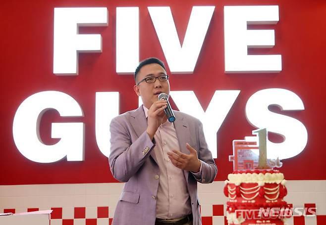 김동선 한화갤러리아 전략본부장 부사장이 26일 오전 서울 서초구 파이브가이즈 강남에서 열린 파이브가이즈 국내 오픈 1주년 기념 행사에서 인사말을 하고 있다. /사진제공=뉴시스
