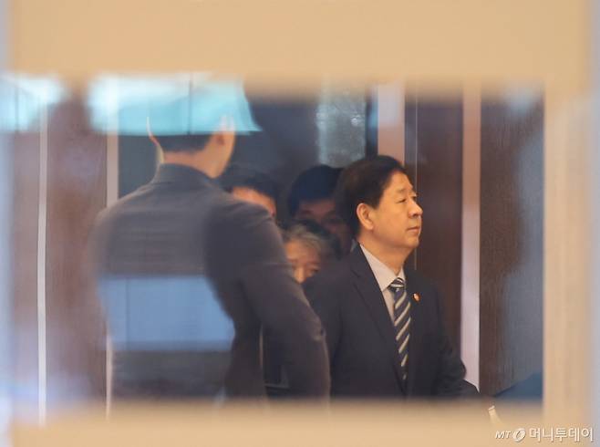 (인천공항=뉴스1) 황기선 기자 = 한미간 2+2 통상협상을 위해 미국으로 출국 예정이던 구윤철 경제부총리 겸 기획재정부 장관이 24일 인천국제공항 귀빈실을 나서고 있다. (공동취재)2025.7.24/뉴스1  Copyright (C) 뉴스1. All rights reserved. 무단 전재 및 재배포,  AI학습 이용 금지.