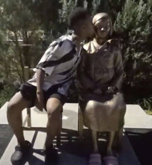 소말리가 위안부 피해자를 기리는 평화의 소녀상에 입 맞추고 있다. /사진=인스타그램 갈무리