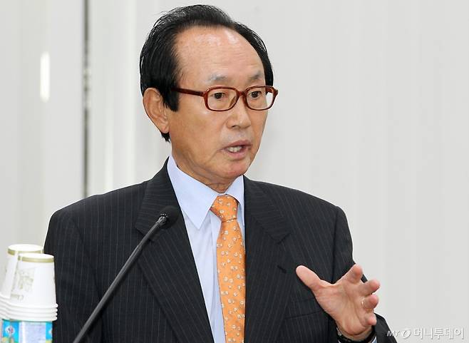 $ 외교통상부에 딸을 특별채용해 파문을 일으킨 전윤철 전 감사원장이 21일 오후 서울 여의도 국회에서 열린 외교통상부에 대한 외교통상통일위원회 국정감사에 증인으로 출석해 의원들의 질의에 답하고 있다. 유동일 기자 eddie@ /사진=유동일 기자 eddie@