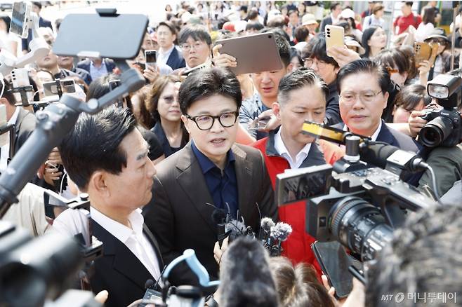 (광주=뉴스1) 김태성 기자 = 한동훈 국민의힘 전 대표가 제21대 대통령 선거 사전투표 첫날인 29일 광주 동구 창업지원센터에 위치한 서남동 사전투표소에서 투표를 마친후 기자들에게 질문에 답하고 있다. 2025.5.29/뉴스1  Copyright (C) 뉴스1. All rights reserved. 무단 전재 및 재배포,  AI학습 이용 금지. /사진=(광주=뉴스1) 김태성 기자