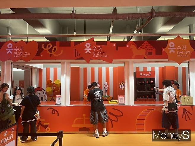 사진은 사격, 링 던지기 등 여러 게임을 즐기는 젊은 세대. /사진=유찬우 기자