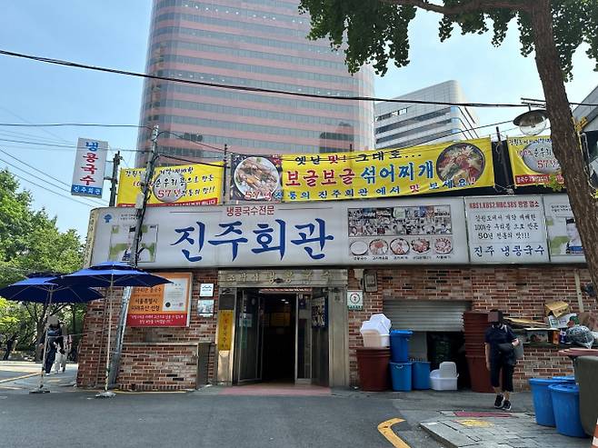 콩국수의 계절이 왔다. 사진은 서울의 대표적인 콩국수 맛집 진주회관. /사진=다이어리알
