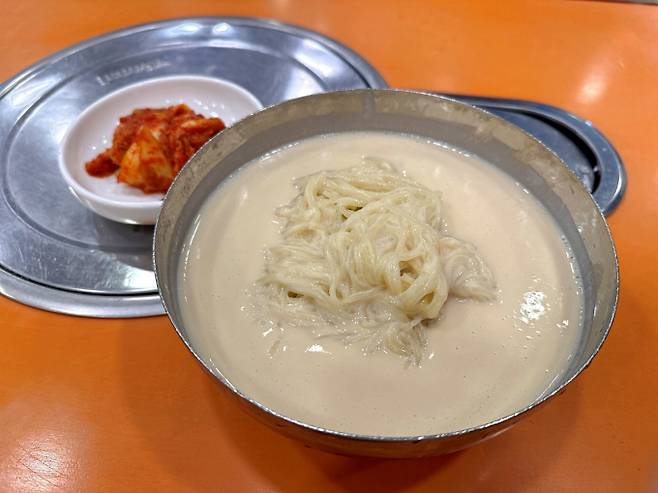 고명없이 김치만 곁들여 먹는 진주회관 콩국수. /사진=다이어리알