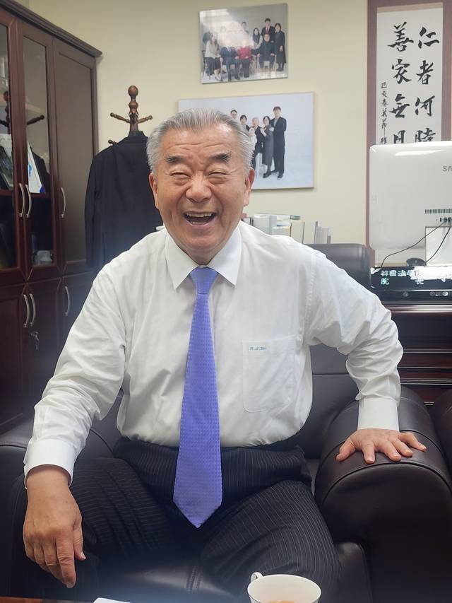 이기수 한국법학원 원장은 “취임식 때 ‘공부하는 법률가!’라며 큰소리로 외쳤더니 참석자들이 깜짝 놀라더라”며 웃었다.