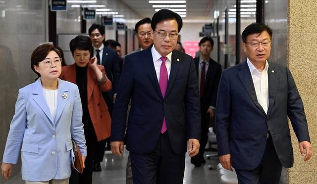 비대위 참석하는 송언석  : 송언석(가운데) 국민의힘 비상대책위원장 겸 원내대표가 24일 오전 국회에서 비대위 회의에 참석하기 위해 이동하고 있다.  곽성호 기자
