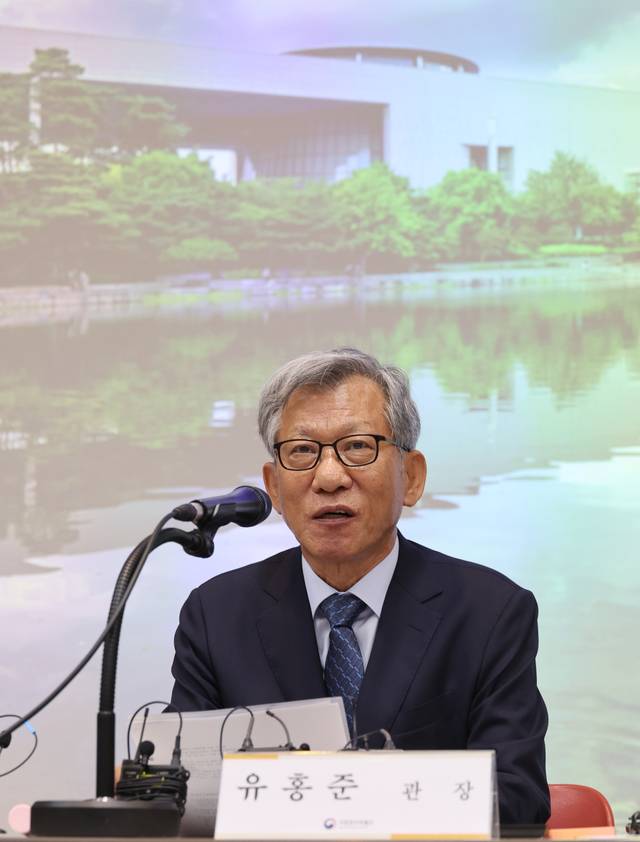 유홍준 신임 국립중앙박물관장이 24일 서울 용산구 국립중앙박물관에서 열린 기자간담회에서 소감을 밝히고 있다. 연합뉴스