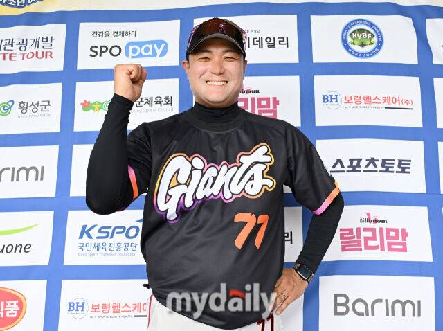 최영수 감독이 제2회 마이데일리배 전국유소년야구대회에 참가해 파이팅 포즈를 취하고 있다. /횡성베이스볼테마파크=송일섭 기자