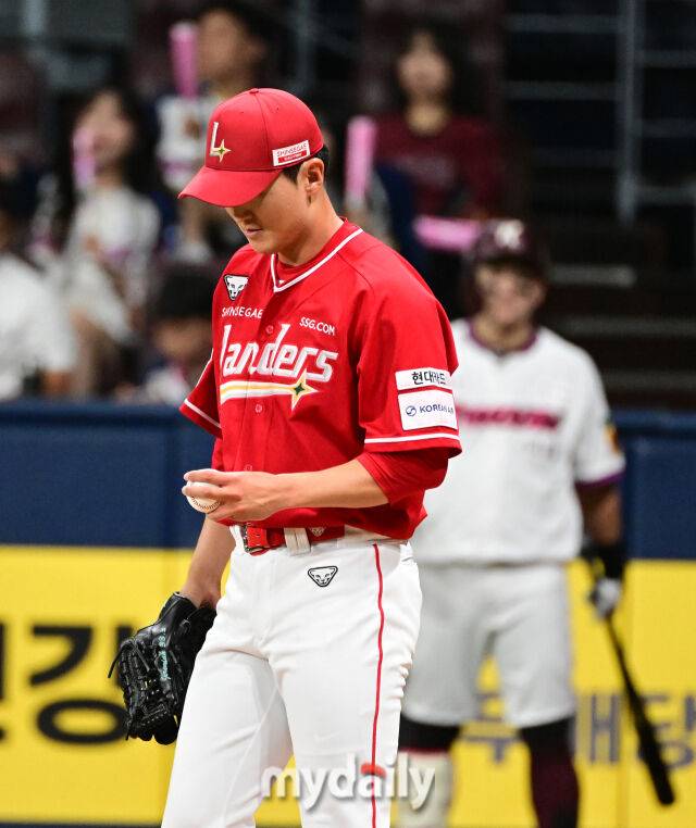 2025년 6월 18일 오후 서울 고척스카이돔에서 열린 '2025 신한 SOL뱅크 KBO 리그' SSG 랜더스와 키움 히어로즈의 경기. SSG 선발투수 김건우가 3회말 1사 3루서 키움 이주형 타석 때 폭투로 실점한 뒤 아쉬워하고 있다./마이데일리