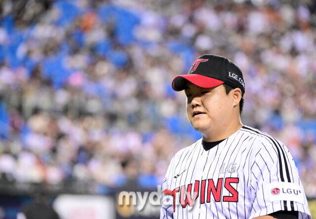 2025년 7월 10일 오후 서울 잠실구장에서 '2025 신한 SOL뱅크 KBO 리그' 키움 히어로즈와 LG 트윈스의 경기.LG 장현식이 7회초 무실점으로 막은 뒤 더그아웃으로 들어가고 있다./마이데일리