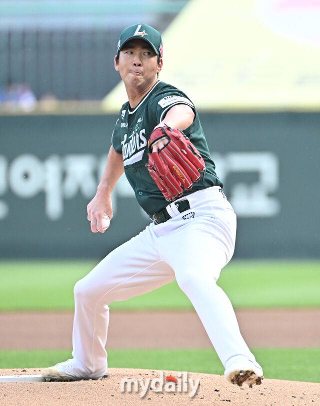 27일 오후 인천광역시 문학동 SSG랜더스필드에서 진행된 '2025 프로야구 KBO리그' SSG랜더스와 한화이글스의 경기. SSG 문승원이 선발등판해 역투하고 있다./마이데일리